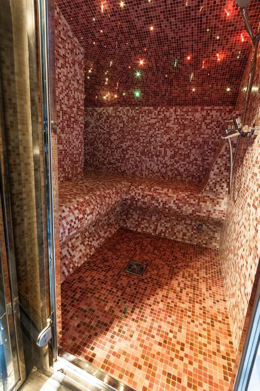Hotel Hemera Podgorica Extérieur photo A shower