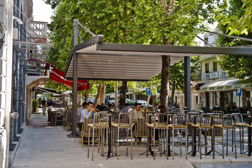 Hotel Hemera Podgorica Extérieur photo A café in the city centre