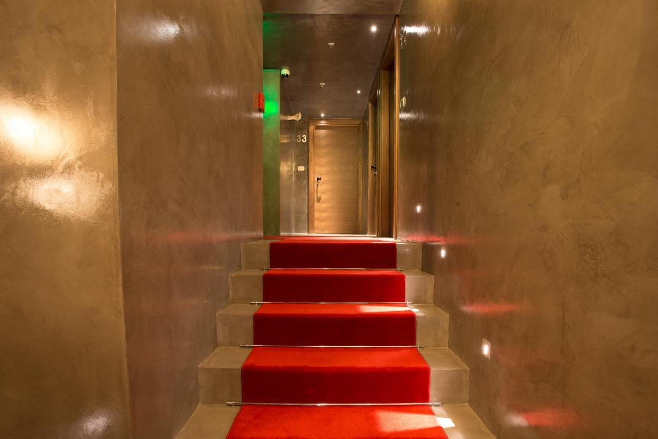 Hotel Hemera Podgorica Chambre photo A red carpet in a hotel